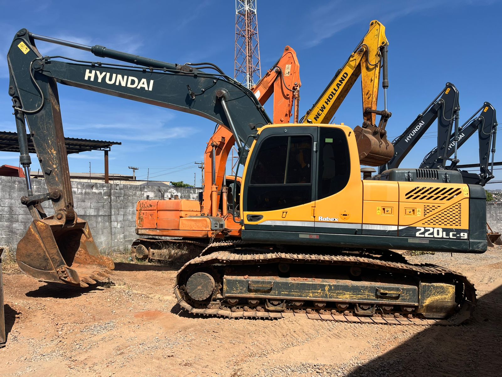 R220LC-9 Escavadeira  HYUNDAI